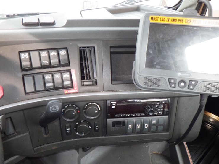 2022-volvo-vnl-300-image-18