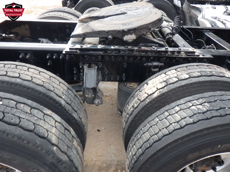 2023-volvo-vnl-300-image-4