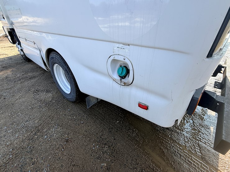 2004-isuzu-npr-image-26