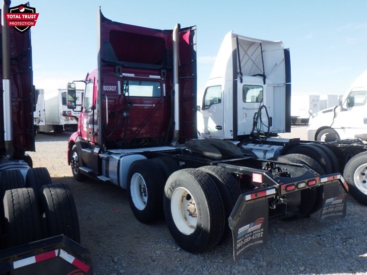 2022-volvo-vnl-300-image-13