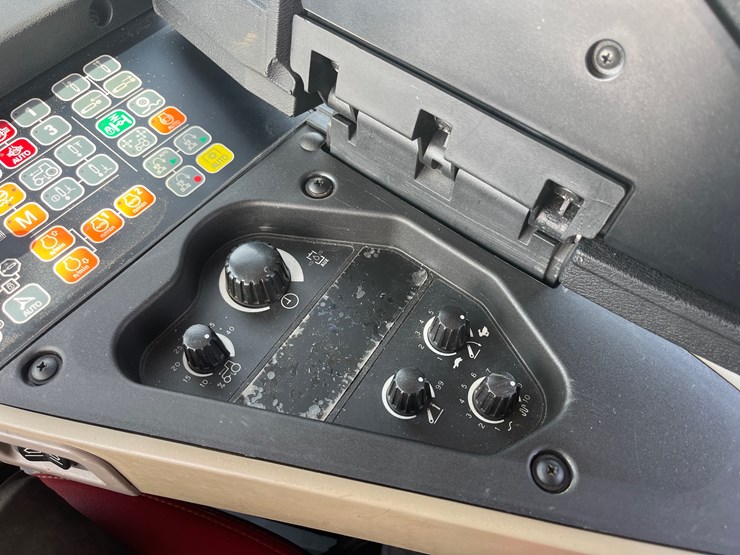 case-ih-magnum-370-cvt-image-35