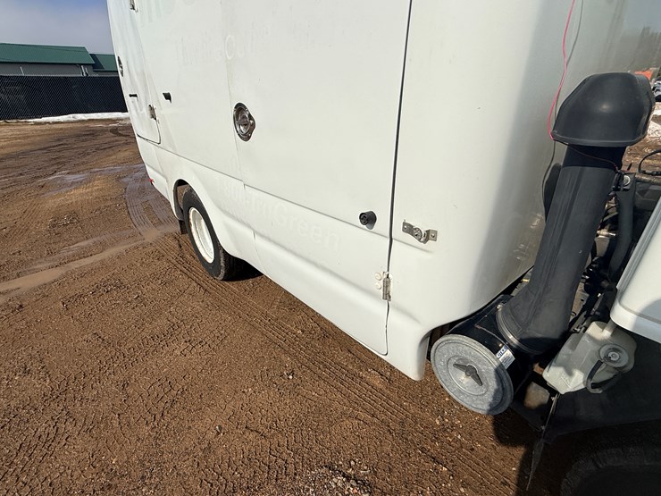 2004-isuzu-npr-image-19