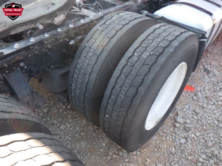 2022-volvo-vnl-300-image-5