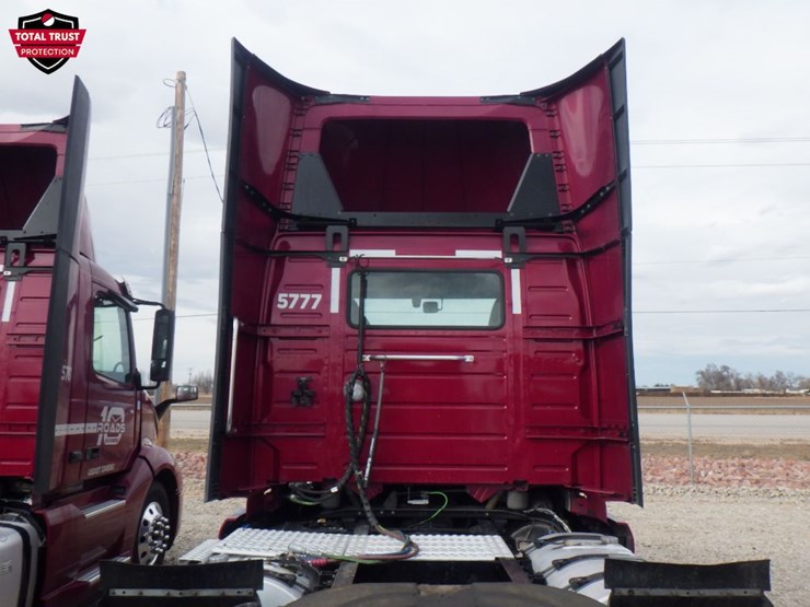 2024-volvo-vnl-300-image-10