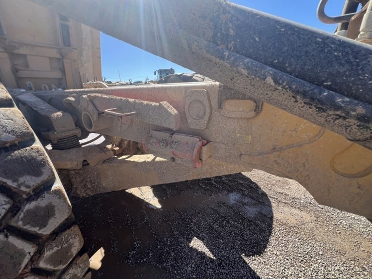 2013-caterpillar-740b-image-43