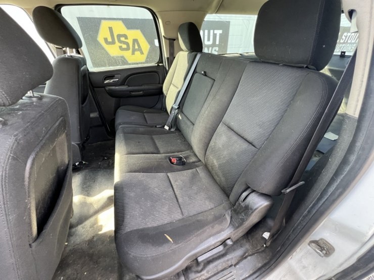 2013-chevrolet-suburban-image-21