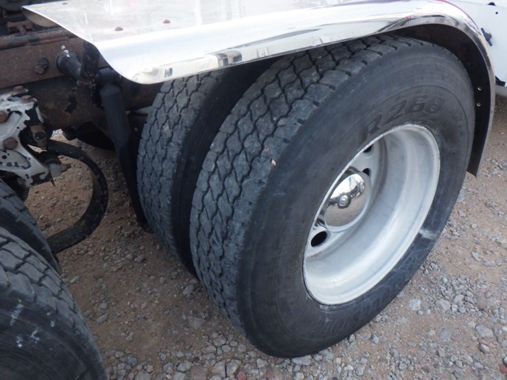 2002-peterbilt-385-image-5