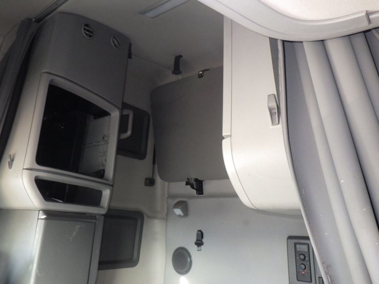 2020-volvo-vnl-760-image-21