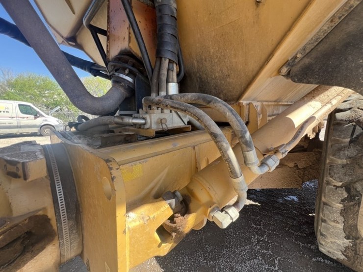 2010-caterpillar-740b-image-13