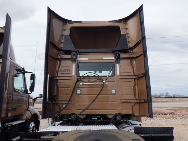 2022-volvo-vnl-300-image-9