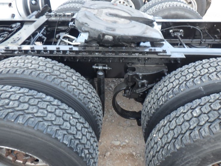 2018-peterbilt-579-image-14