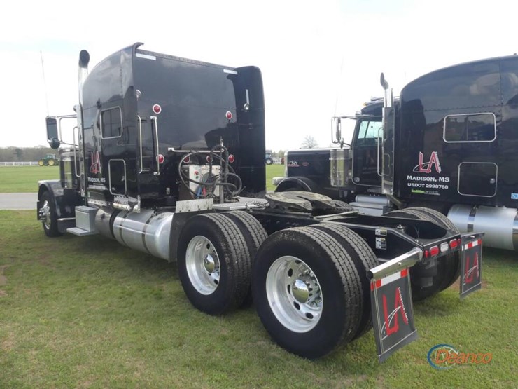 2022-peterbilt-389-image-3