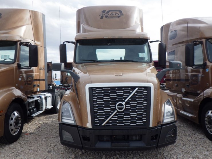 2022-volvo-vnl-300-image-2