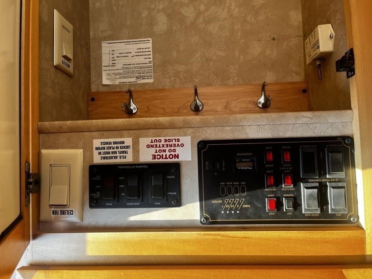 l1--2006-escalade-32'-travel-trailer-image-40