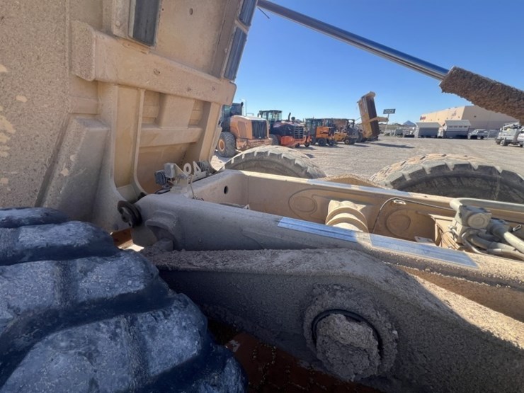 2010-caterpillar-740b-image-49