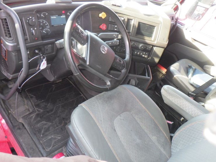 2021-volvo-vnl-760-image-14