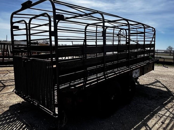 l2--16'-gooseneck-livestock-trailer-image-4