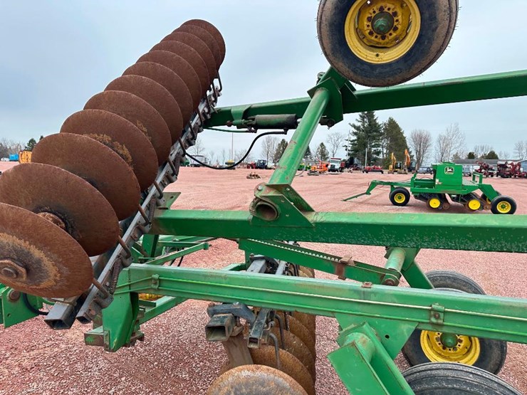 john-deere-235-image-32