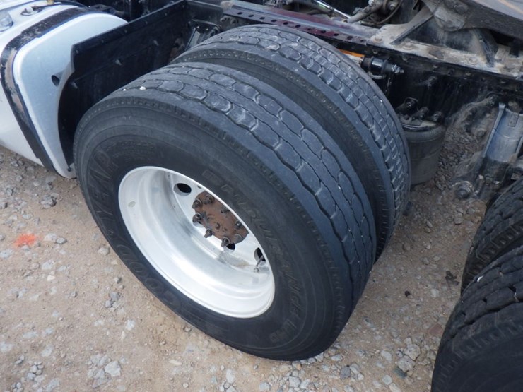 2019-volvo-vnl-300-image-12