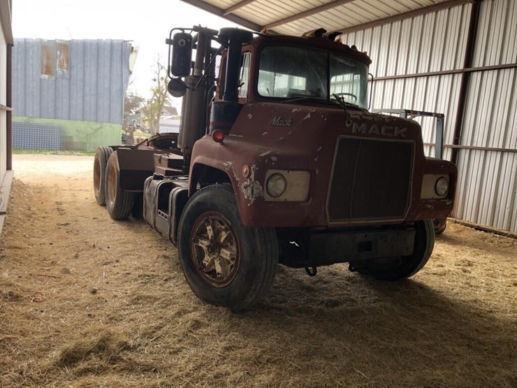 offsite--1976-mack-u-685-image-2