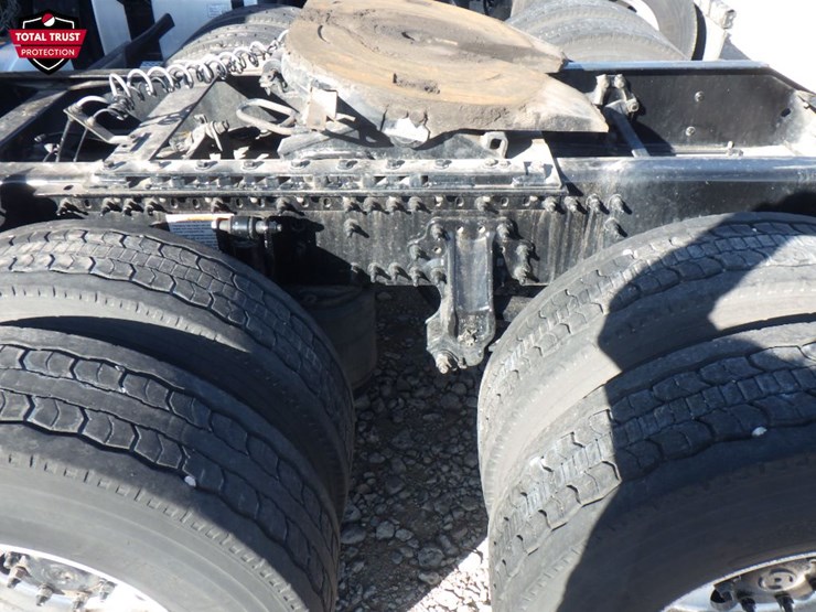 2022-volvo-vnl-300-image-12