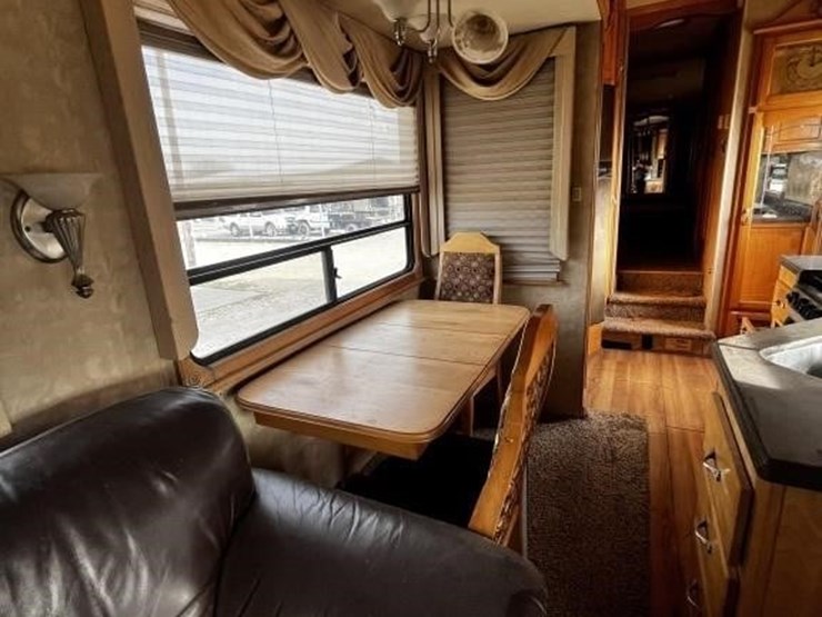 l1--2006-escalade-32'-travel-trailer-image-25