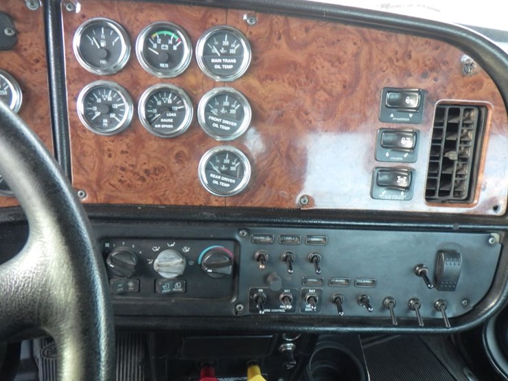 2002-peterbilt-385-image-17