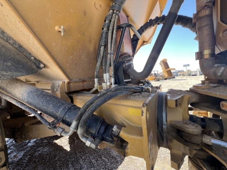 2013-caterpillar-740b-image-26