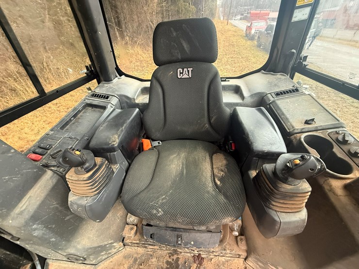 2023-caterpillar-d1-image-38