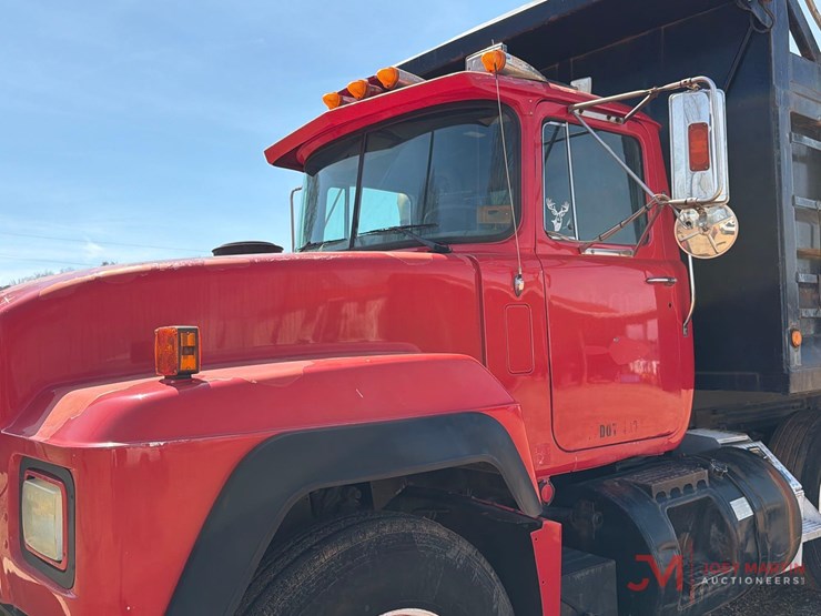 1993-mack-rd690s-image-7