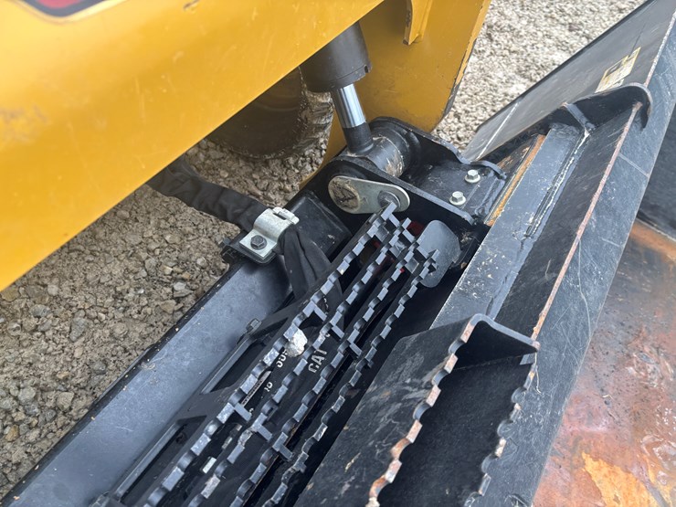 2023-caterpillar-289d3-image-51