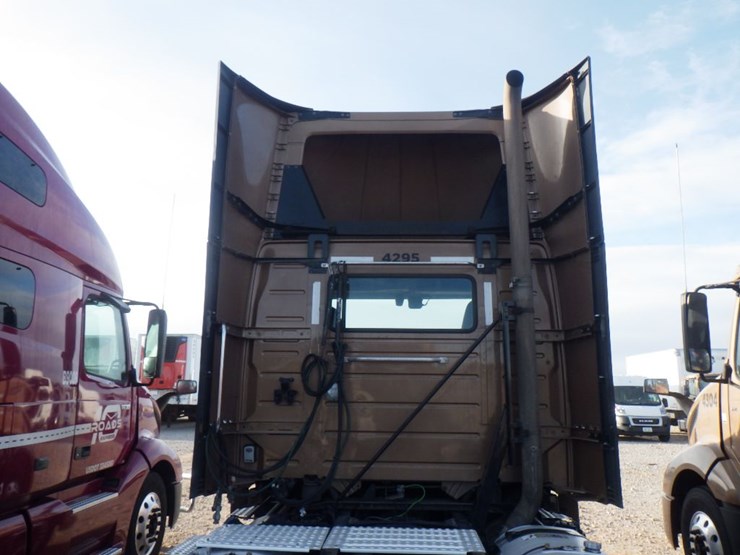 2019-volvo-vnl-300-image-9