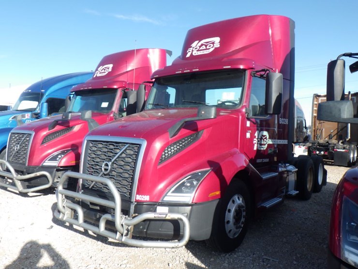 2021-volvo-vnl-300-image-1