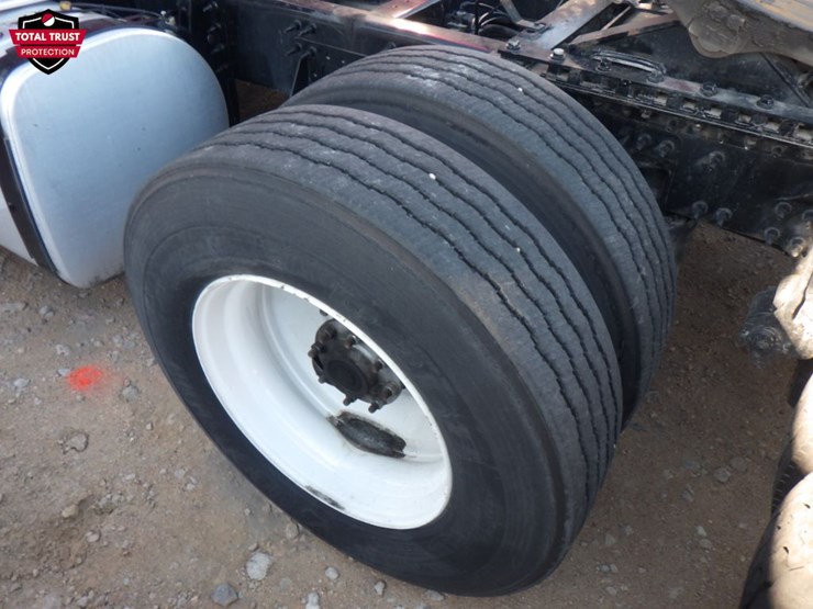 2022-volvo-vnl300-image-12