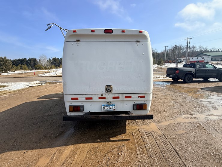 2004-isuzu-npr-image-6