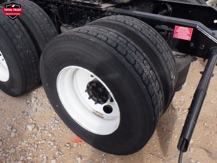 2024-volvo-vnl-300-image-12