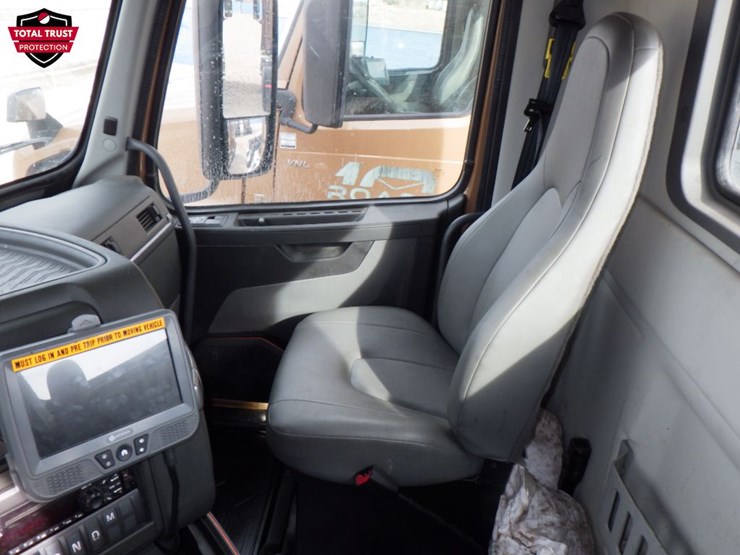 2022-volvo-vnl-300-image-19