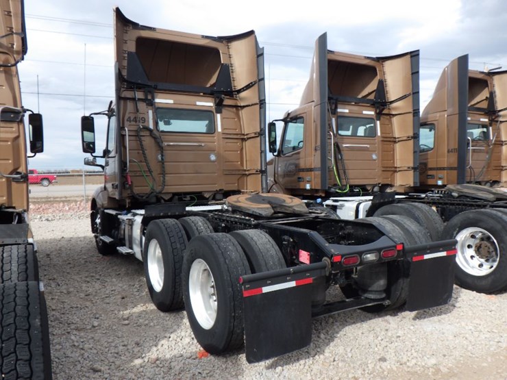 2022-volvo-vnl-300-image-13