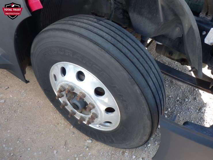 2022-volvo-vnl-300-image-26