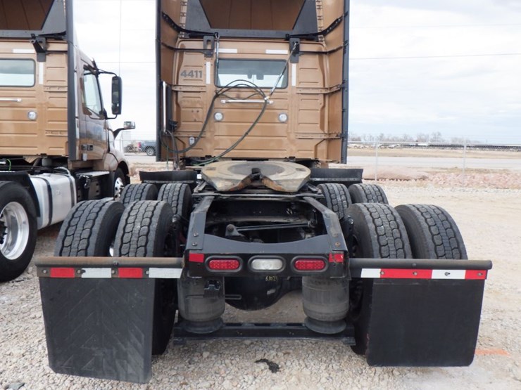 2022-volvo-vnl-300-image-7