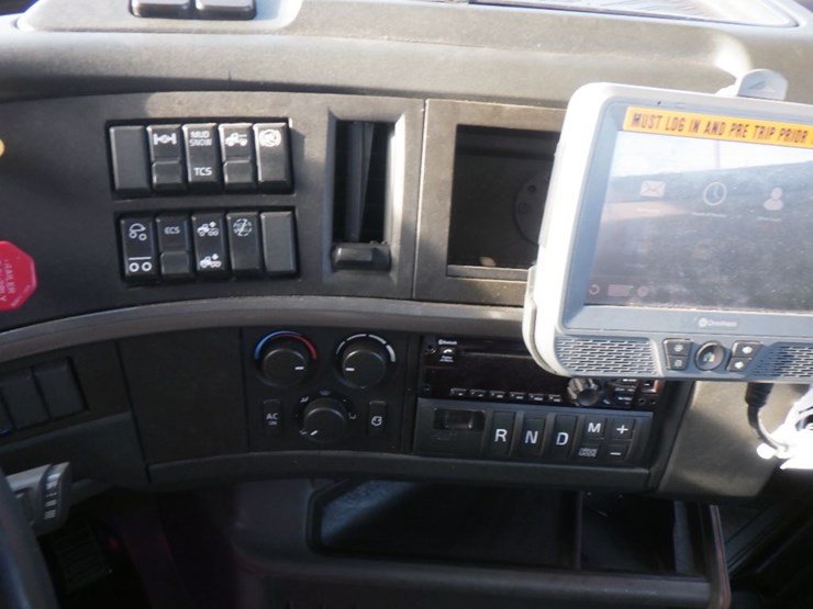 2021-volvo-vnl-300-image-16