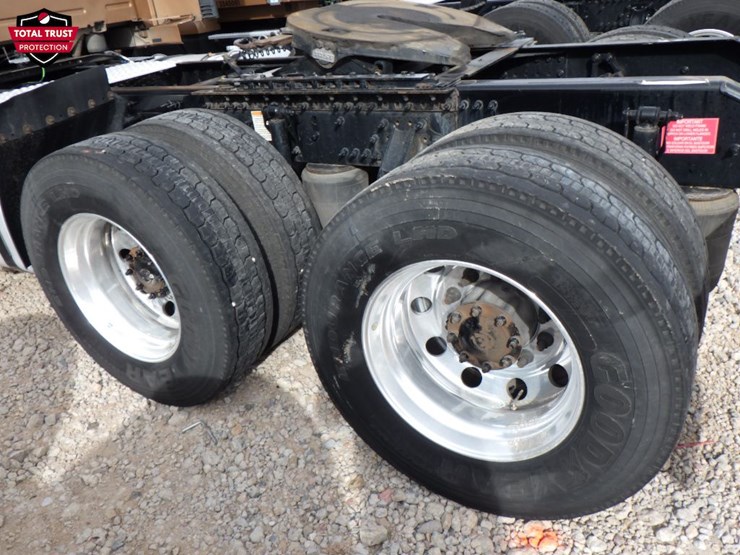 2022-volvo-vnl-300-image-15