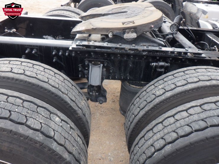 2023-volvo-vnl-300-image-6