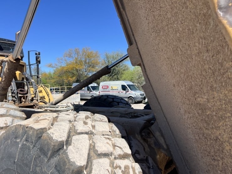 2013-caterpillar-740b-image-48