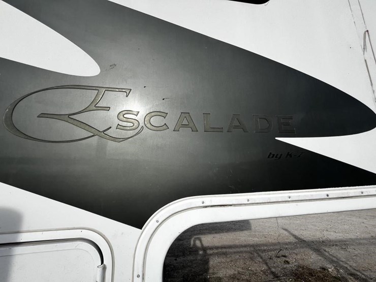 l1--2006-escalade-32'-travel-trailer-image-12