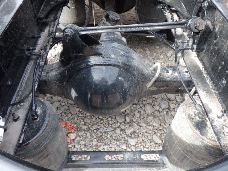 2022-volvo-vnl-300-image-11