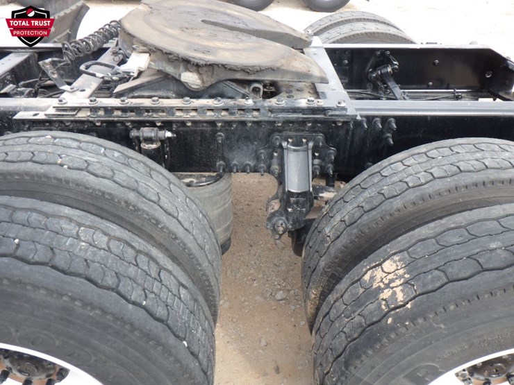 2024-volvo-vnl-300-image-14