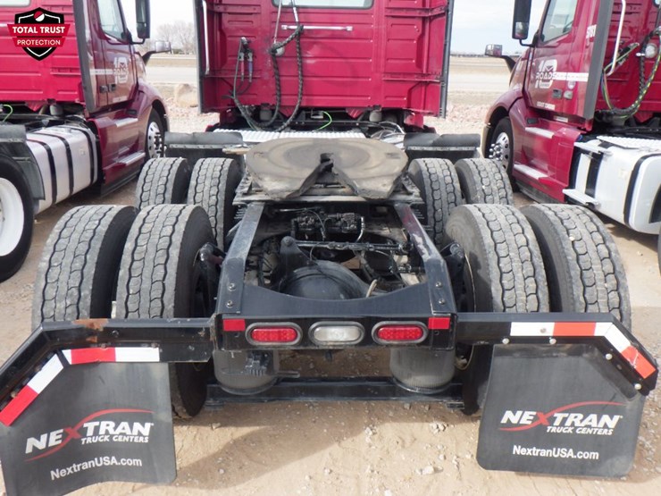 2024-volvo-vnl-300-image-9