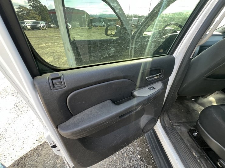 2013-chevrolet-suburban-image-22