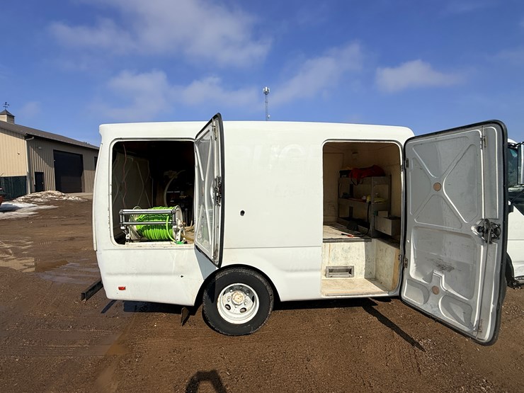 2004-isuzu-npr-image-22